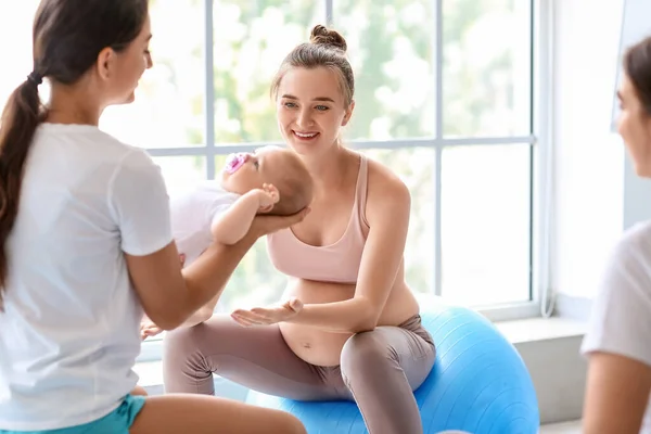 Entrenador Femenino Con Bebé Mujeres Embarazadas Entrenando Gimnasio —  Fotos de Stock