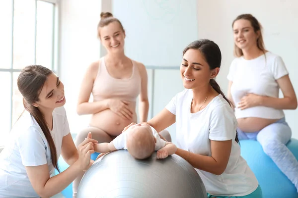 Entrenador Femenino Con Bebé Mujeres Embarazadas Entrenando Gimnasio —  Fotos de Stock