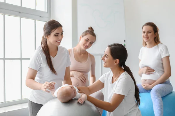 Entrenador Femenino Con Bebé Mujeres Embarazadas Entrenando Gimnasio —  Fotos de Stock