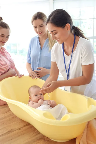 Młode Kobiety Ciąży Uczą Się Kąpać Dziecko Klasie — Zdjęcie stockowe