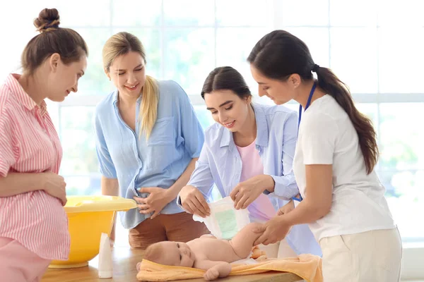 Jonge Zwangere Vrouwen Leren Luier Klas Zetten — Stockfoto