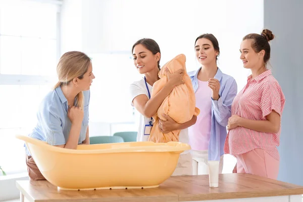 Young Pregnant Women Baby Bathe Class — Stock Photo, Image