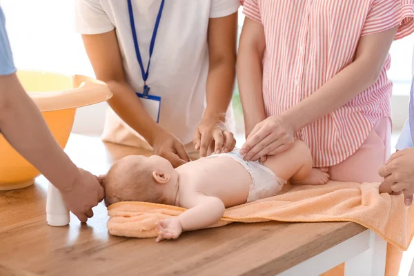 Mujeres Embarazadas Jóvenes Aprendiendo Poner Pañales Clase Primer Plano —  Fotos de Stock