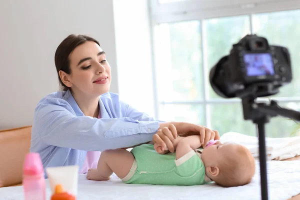 Mladá Žena Malým Dítětem Nahrávání Video Kurz Doma — Stock fotografie