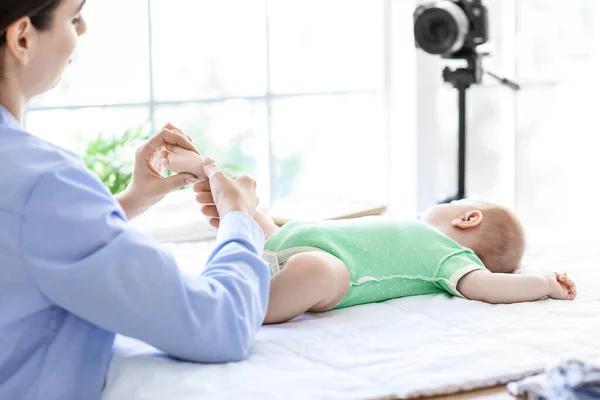 Giovane Donna Con Piccolo Bambino Registrazione Video Corso Casa — Foto Stock