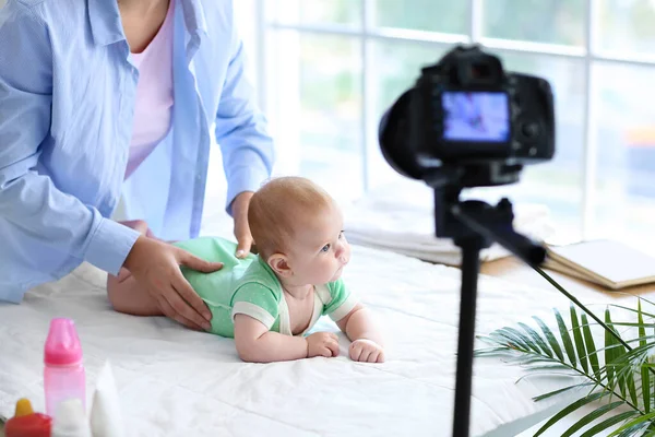 Mujer Joven Con Pequeño Curso Grabación Vídeo Bebé Casa —  Fotos de Stock