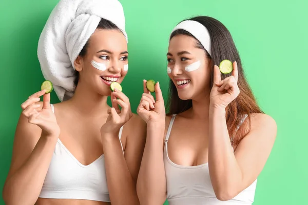 Wanita Muda Cantik Dengan Masker Wajah Dan Irisan Mentimun Latar — Stok Foto