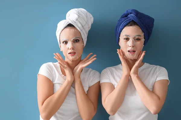 Mooie Jonge Vrouwen Met Gezichtsmaskers Blauwe Achtergrond — Stockfoto