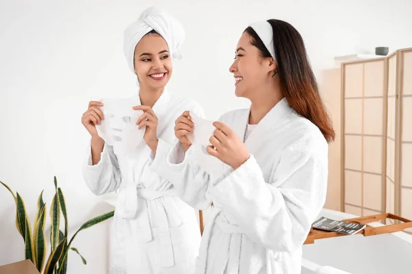 Vackra Unga Kvinnor Som Använder Ark Ansiktsmasker Badrummet — Stockfoto