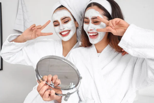 Hermosas Mujeres Jóvenes Con Máscaras Faciales Aplicadas Baño — Foto de Stock