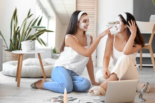 Beautiful Young Woman Her Friend Applying Facial Masks Home — Stock Photo, Image