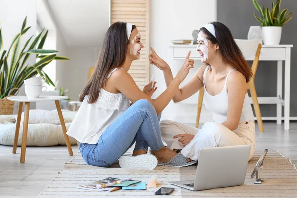Beautiful Young Woman Her Friend Applying Facial Masks Home — Stock Photo, Image