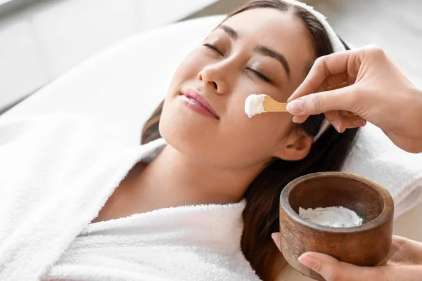 Beautician Applicera Mask Ansiktet Ung Asiatisk Kvinna Spa Salong — Stockfoto