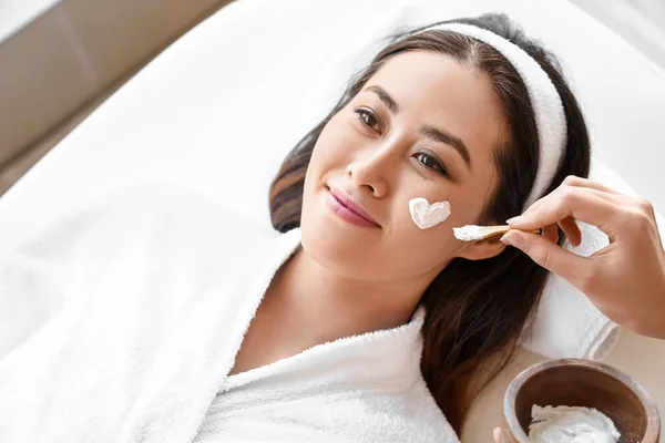 Beautician Applicera Mask Ansiktet Ung Asiatisk Kvinna Spa Salong — Stockfoto