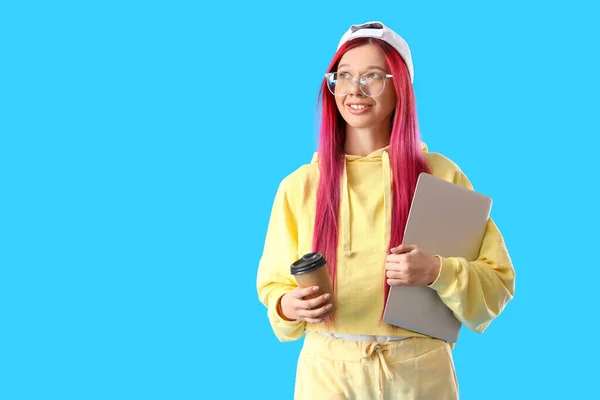 Joven Estudiante Con Brillante Cabello Inusual Sosteniendo Portátil Café Sobre — Foto de Stock