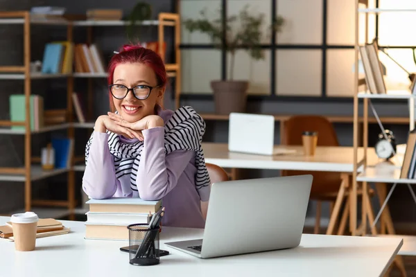 Ung Kvinnlig Student Med Böcker Förbereder Sig För Tentamen Hemma — Stockfoto