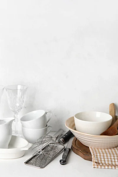 Beyaz Masada Farklı Bulaşık Takımları Mutfak Malzemeleri — Stok fotoğraf