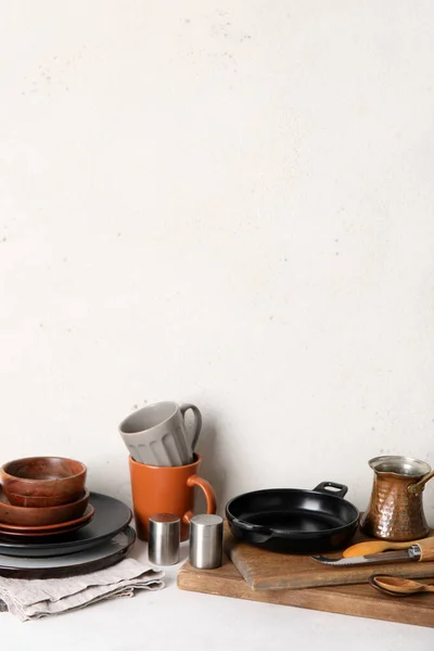 Conjunto Diferentes Louça Utensílios Cozinha Mesa Branca — Fotografia de Stock