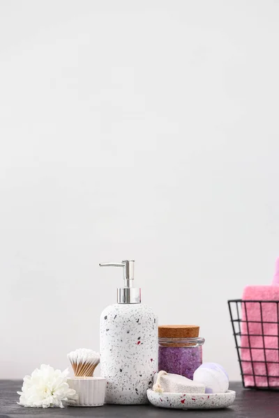 Işık Duvarının Yanındaki Masada Banyo Malzemeleri Var — Stok fotoğraf
