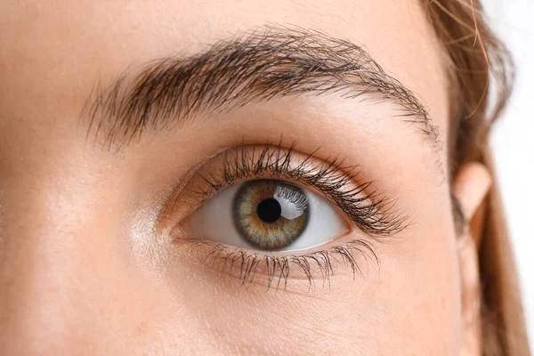 Jeune Femme Avec Beaux Yeux Noisette Sur Fond Blanc Gros — Photo