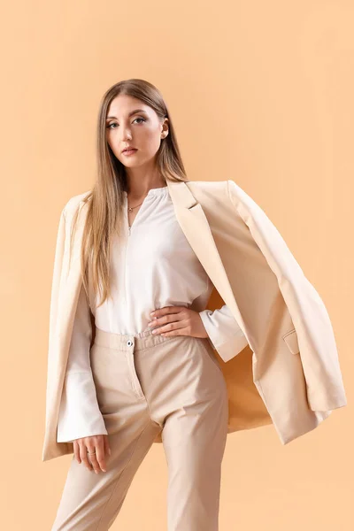 Vacker Fashionabla Ung Kvinna Elegant Kostym Beige Bakgrund — Stockfoto