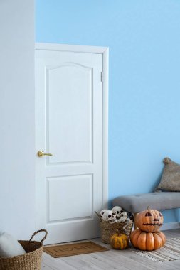 Kafataslı sepet, Cadılar Bayramı balkabağı ve salonda bank