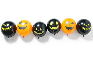 Beyaz arka planda komik Cadılar Bayramı balonları