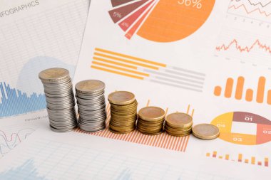 Diyagramlarda yığınla bozuk para, yakın plan. Değişim oranı kavramı