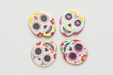 Beyaz arka planda kafatası şeklinde kurabiyeler. El Dia de Muertos