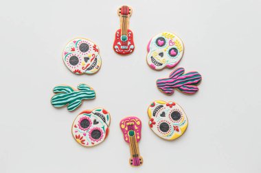 Beyaz arka planda lezzetli kurabiyelerden yapılmış çerçeve. El Dia de Muertos