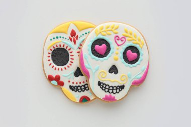 Beyaz arka planda kafatası şeklinde kurabiyeler. El Dia de Muertos
