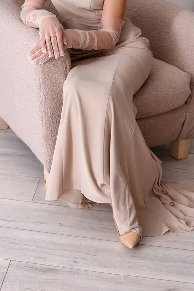 Mulher Bonita Moda Jovem Elegante Vestido Bege Luvas Sentadas Poltrona — Fotografia de Stock
