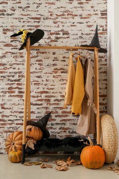 Support Avec Vêtements Citrouilles Décor Halloween Près Mur Briques — Photo