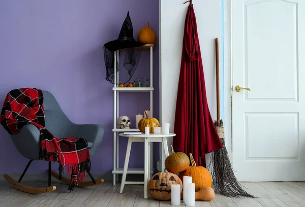 Interiör Hall Med Fåtölj Hyllenhet Och Halloweeninredning — Stockfoto