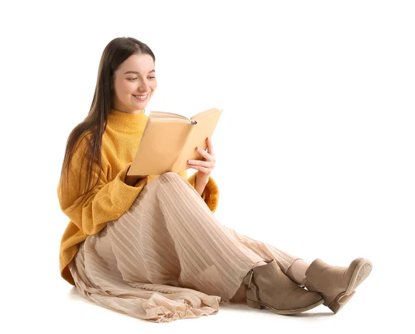 Mulher Bonita Camisola Amarela Leitura Livro Fundo Branco — Fotografia de Stock