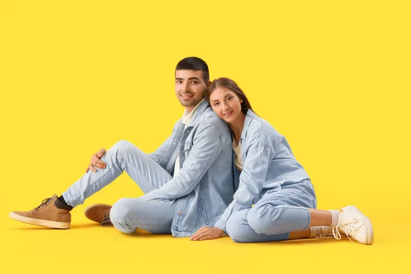 Pareja Joven Moda Ropa Otoño Sobre Fondo Amarillo — Foto de Stock