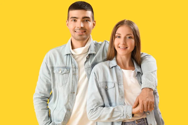 Casal Jovem Moda Roupas Outono Fundo Amarelo — Fotografia de Stock