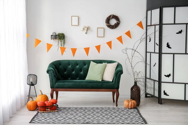 Interior Sala Estar Decorada Para Halloween Con Sofá Verde Calabazas — Foto de Stock
