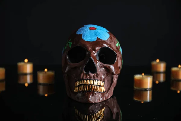 墨西哥死者纪念日 Dia Muertos 的头盖骨被漆成黑色 背景上点着蜡烛 — 图库照片