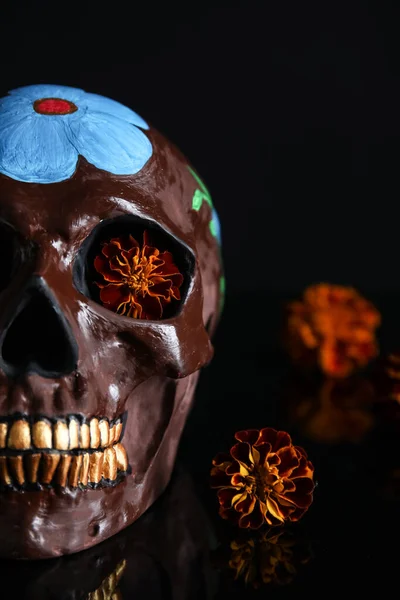 メキシコの死者の日 Dia Muertos のために描かれた頭蓋骨と黒い背景のマリーゴールドの花 — ストック写真