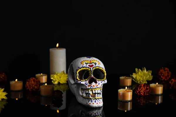 Mexikói Holtak Napjára Festett Koponya Dia Muertos Virágokkal Égő Gyertyákkal — Stock Fotó