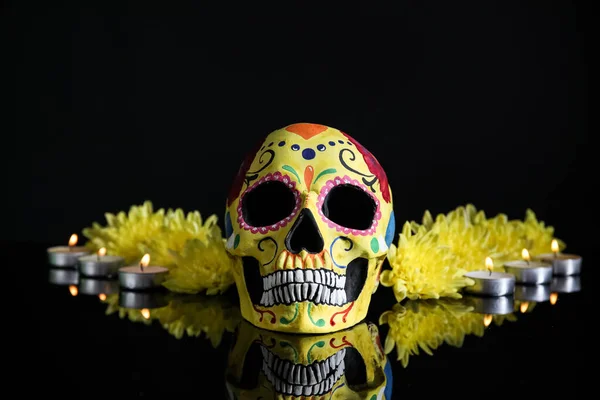 メキシコの死者の日 Dia Muertos のために描かれた頭蓋骨黒い背景の花とろうそく — ストック写真