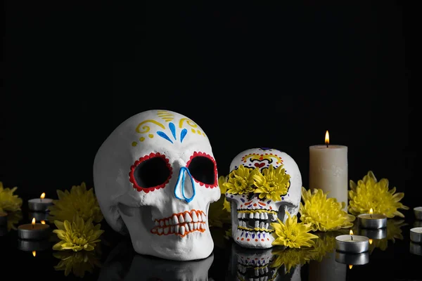 墨西哥死者纪念日 Dia Muertos 用黑色背景的花朵和蜡烛粉刷骷髅 — 图库照片