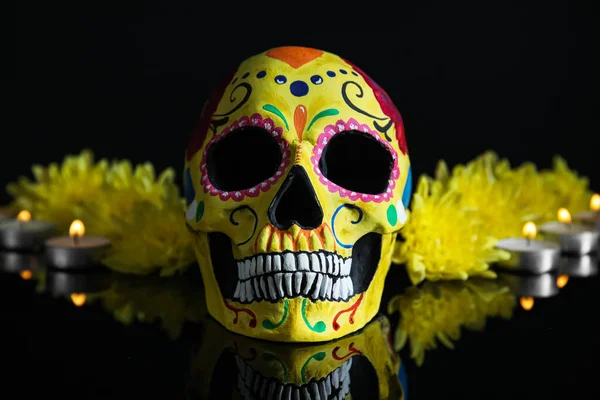 メキシコの死者の日 Dia Muertos のために描かれた頭蓋骨黒い背景の花とろうそく — ストック写真