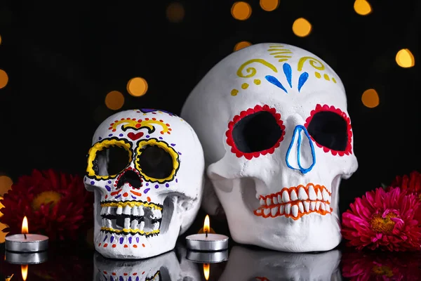 Нарисованные Черепа Дню Мертвых Мексике Dia Muertos Цветы Свечи Тёмном — стоковое фото