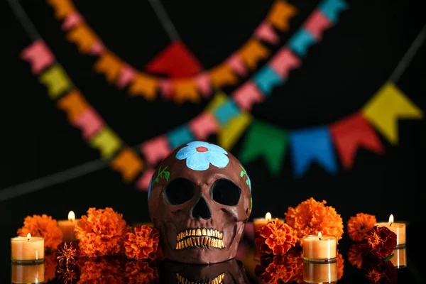 墨西哥死者纪念日 Dia Muertos 的彩绘骷髅 深色背景的花朵和蜡烛 — 图库照片