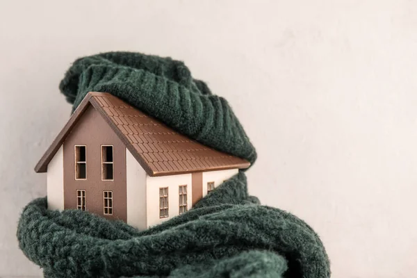 Modelo Casa Con Sombrero Punto Bufanda Sobre Fondo Blanco Concepto — Foto de Stock