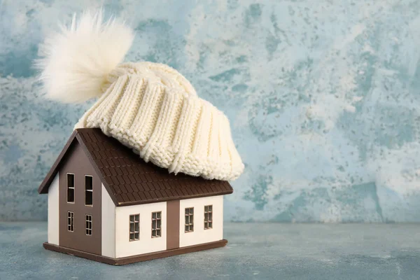 Μοντέλο Σπιτιού Πλεκτό Καπέλο Grunge Φόντο Έννοια Θέρμανσης — Φωτογραφία Αρχείου