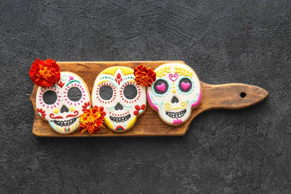 Board Skull Shaped Cookies Flowers Dark Background Dia Muertos — Stock Photo, Image
