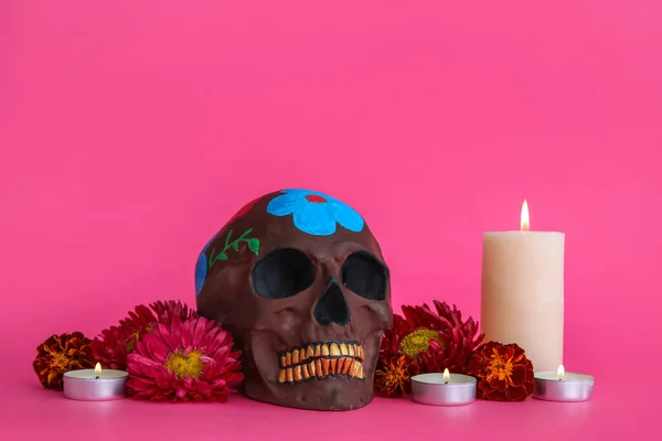 メキシコの死者の日 Dia Muertos のために描かれた頭蓋骨 ピンクの背景のキャンドルや花 — ストック写真
